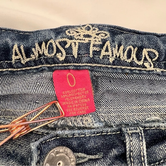 Almost Famous Denim Distressed Skinny Jeans Size 0 EUC - Picture 2 of 13